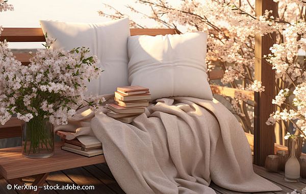 Bank mit Büchern, Decke, Frühlingsblumen