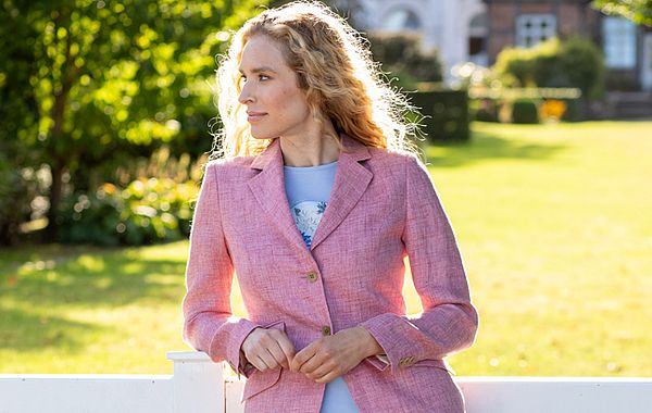 Wie kombiniere ich klassische Blazer silvoll? Klassische Kombi: Blazer & Shirt