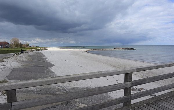 Graue Wolken über dem Schöneberger Strand