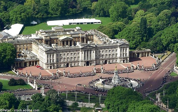 Buckingham Palace from above with Saint James Park