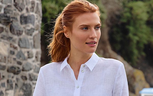 Klassische weiße Hemdbluse Weiße Bluse mit Hemdkragen