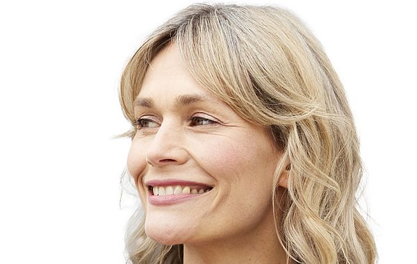 Softer Sommertyp mit elfenbeinfarbenem Teint, grauen Augen und aschblondem Haar