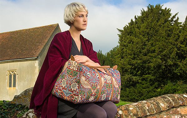 Frau mit Reisetasche auf dem Schoß
