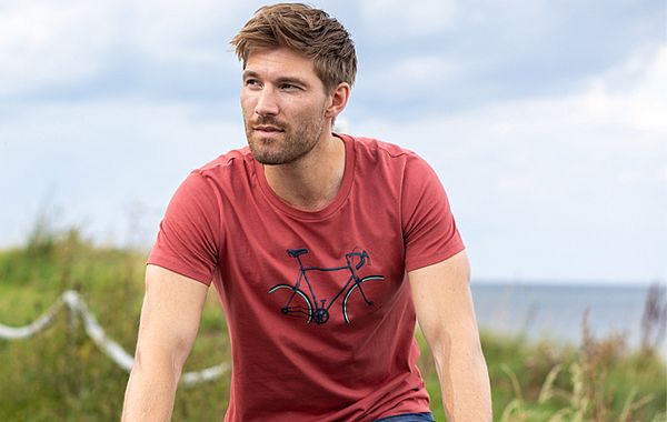 Mann auf Fahrrad trägt Bicycle Shirt von Greenbomb