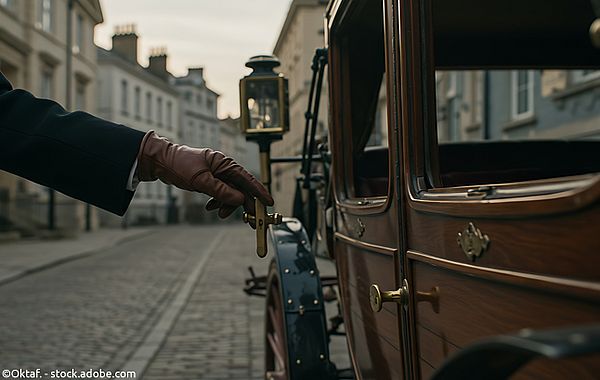 Hand mit Lederhandschuh öffnet Kutsche