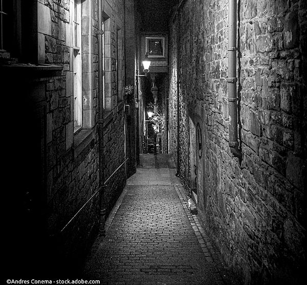 Dunkle Gasse in Edinburgh nahe der Royal Mile