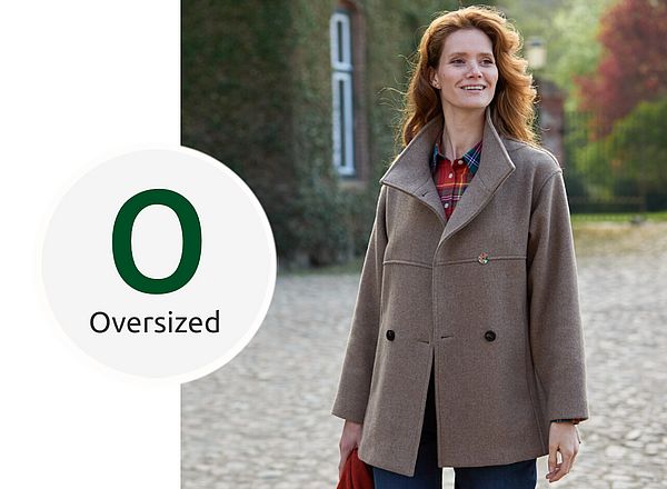 Frau im lässigen Oversized-Mantel