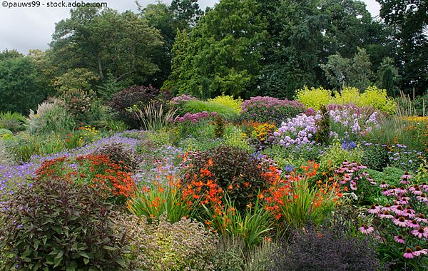 Charakteristische Beetbepflanzung im Cottage Garten
