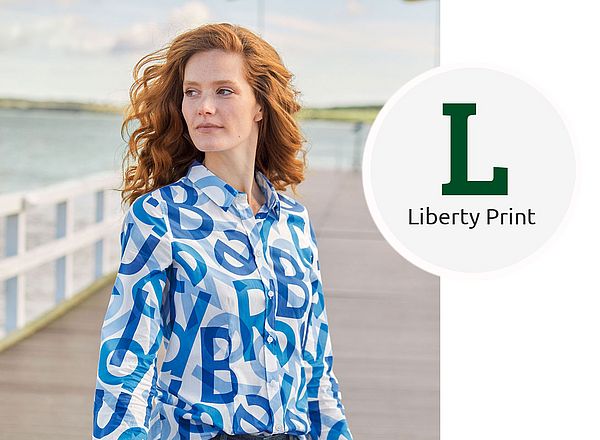 Frau in modischer Liberty-Bluse