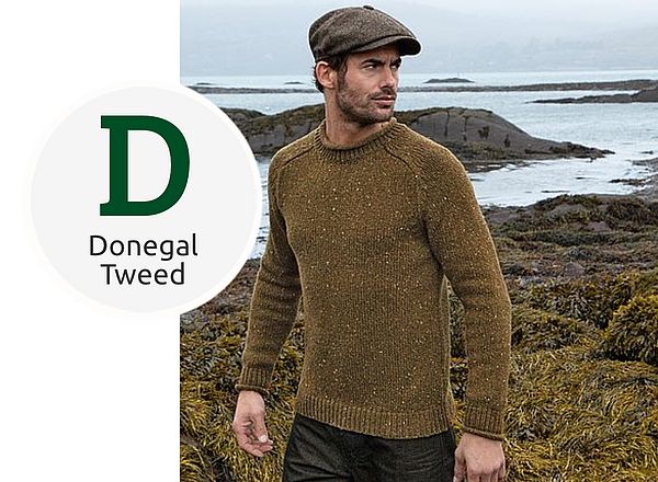 Mann im typischen Donnegal Tweed Pullover in Senf