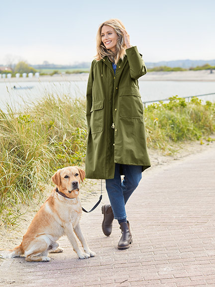 Frau in Barbour-Parka beim Spaziergang