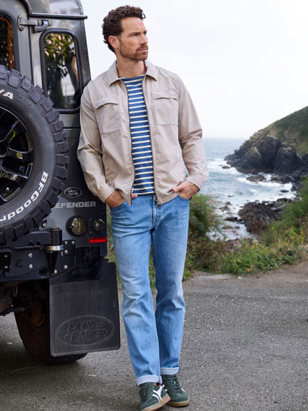 Mann in sportlichem Streifenshirt