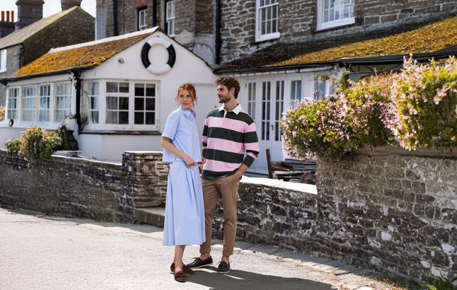 Junges Paar vor Häuserzeile