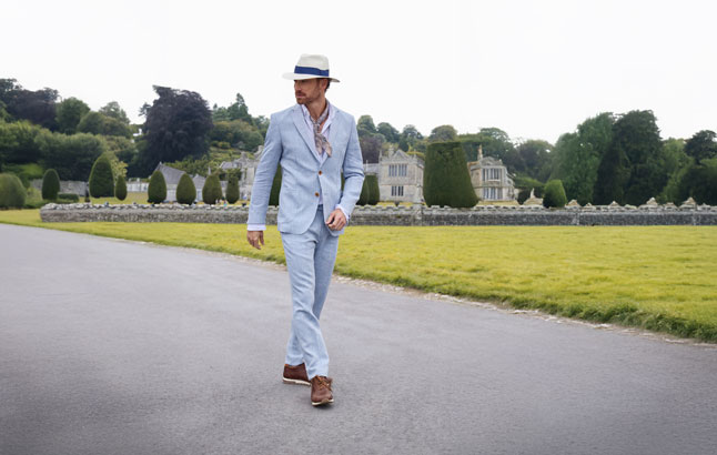 Mann im eleganten Outfit vor Anwesen