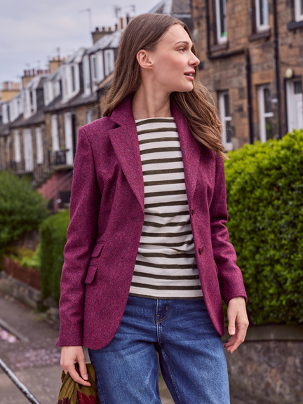 Frau im roten Blazer
