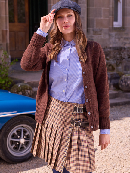 Frau in Cardigan und Mini-Kilt