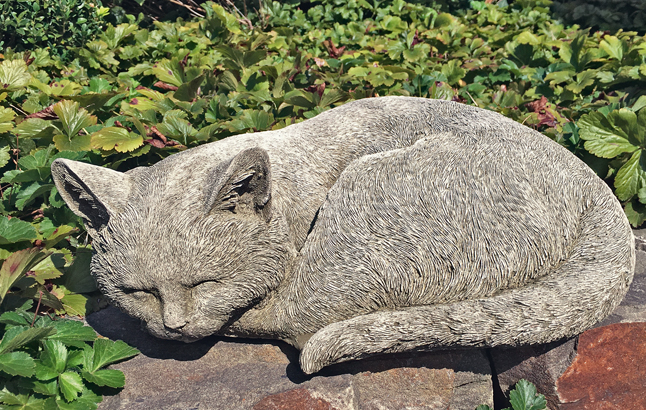 Steinfigur schlafende Katze von London Ornaments