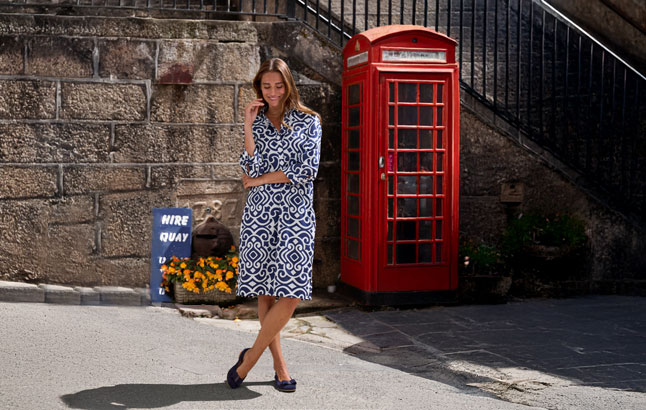 Frau vor Telefonzelle