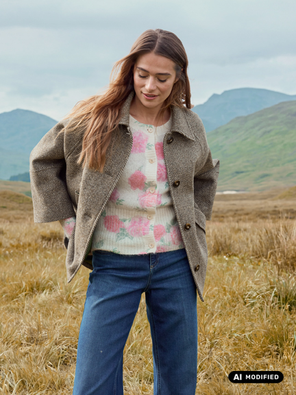 Frau in Tweed-Jacke mit Rosen-Shirt