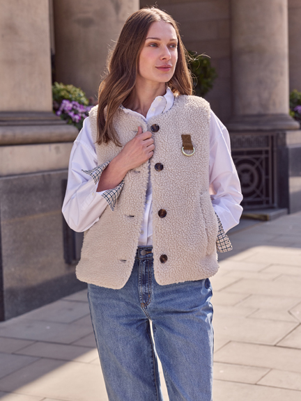 Frau in Barbour-Teddyweste