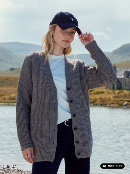 Frau im l�ssigen Cardigan