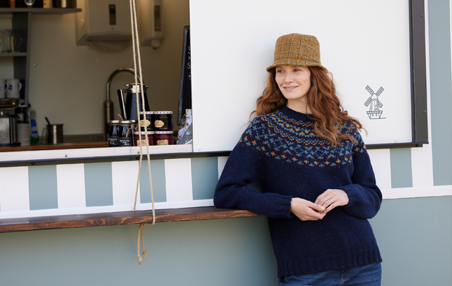 Unser Model im Fair Isle Pulli mit Tweedhut vor der Waffelbude