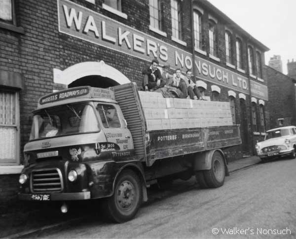 Altes Schwarzweiß-Foto des Walkers Nonsuch Firmengeländes mit LKW