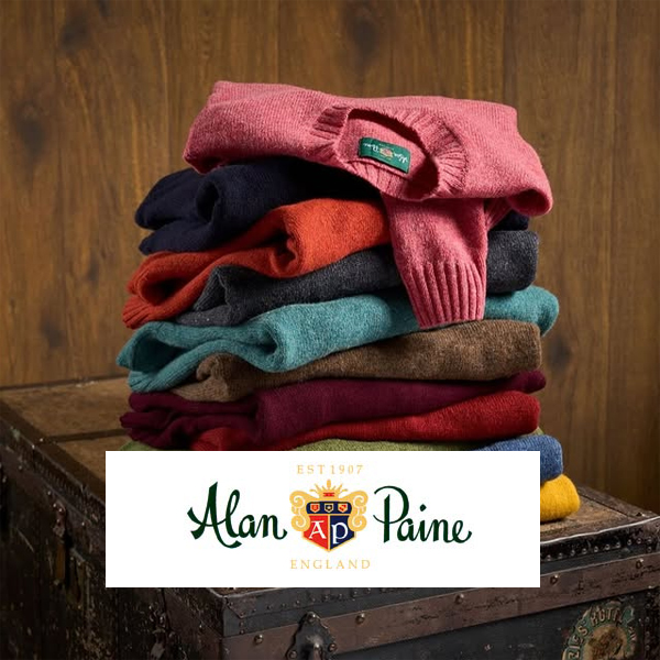 Ein Stapel mit Pullis von Alan Paine