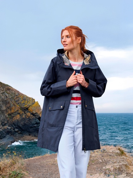 Frau im Barbour-Parka vor K�ste