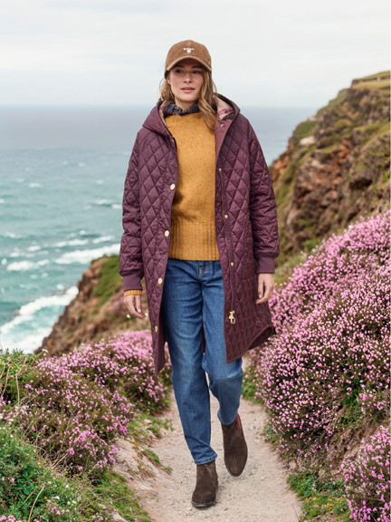 Frau im Steppmantel in Fuchsia
