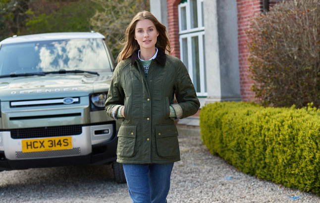 Frau in modisch-kurzer Barbour-Jacke