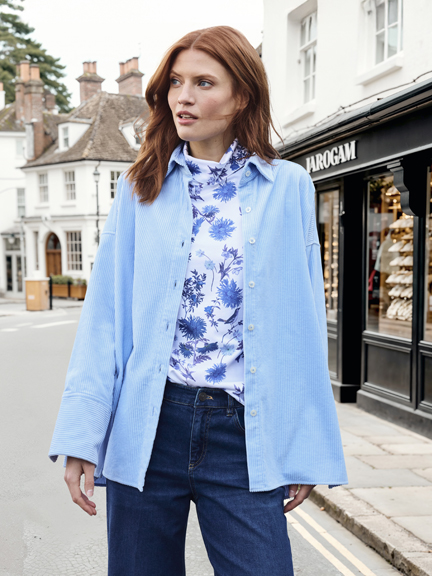 Frau im Cord-Overshirt in Blau