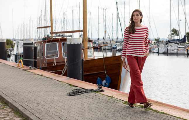 Frau am Pier im Ringelpulli