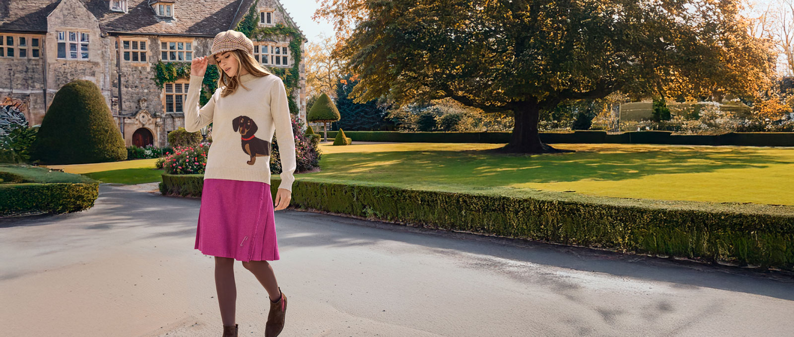 Frau in Kilt und Pulli mit Hundemotiv