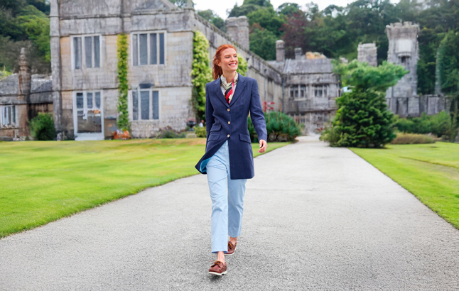 Frau im edlen Gehrock mit Seidentuch