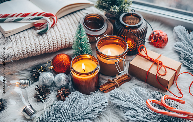 Stimmungsvolle Weihnachtdeko mit Duftkerzen