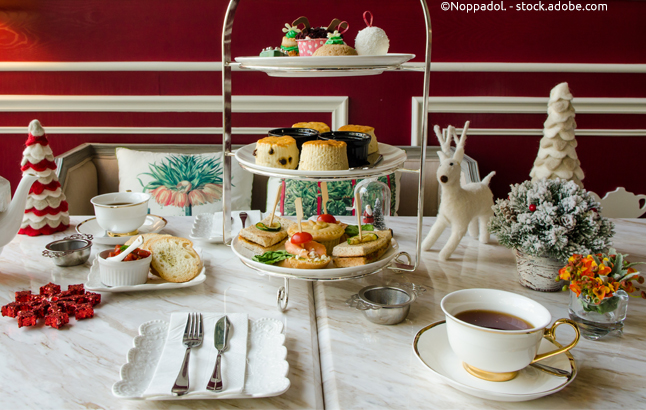 Weihnachtlich gedeckter Tisch für den Afternoon Tea