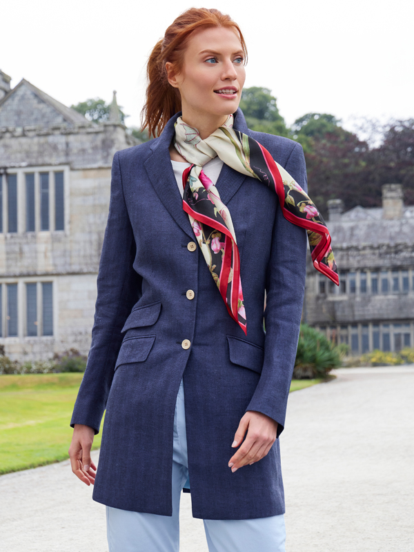 Klassischer Brit Chic mit Longblazer Blazermantel klassisch mit Schaltuch und Marlenehose kombiniert