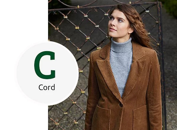 Frau im Cord-Blazer