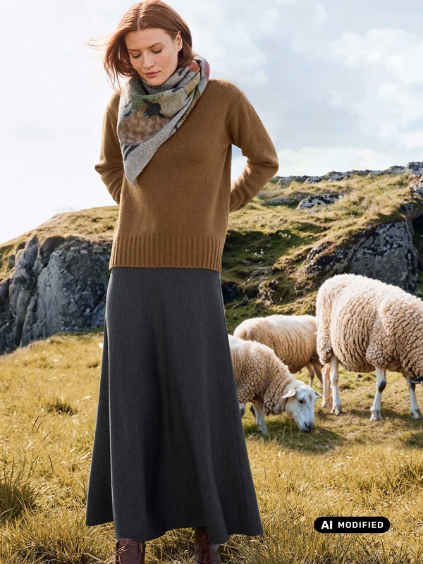Wollrock mit Strickpulli und Schal kombiniert