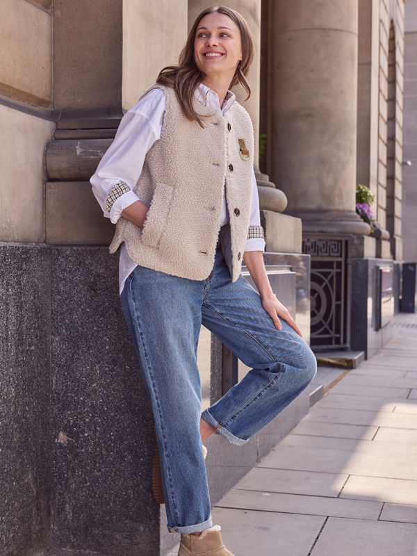 Five-Pocket-Jeans im Country Look Klassische Jeans mit Hemdbluse und Weste kombiniert
