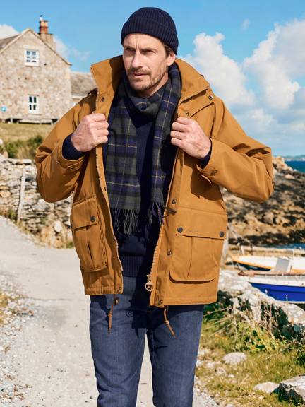 Mann im Curryfarbenen Outdoor-Parka