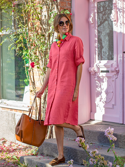 Frau im Leinenkleid vor T�r