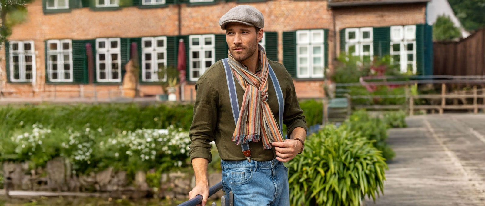 Mann vor Hausfassade