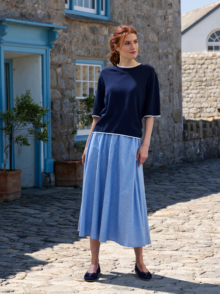 Frau im weiten Sommerrock