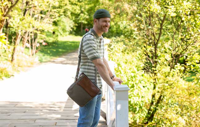 Mann im Ringelshirt in Gartenlandschaft