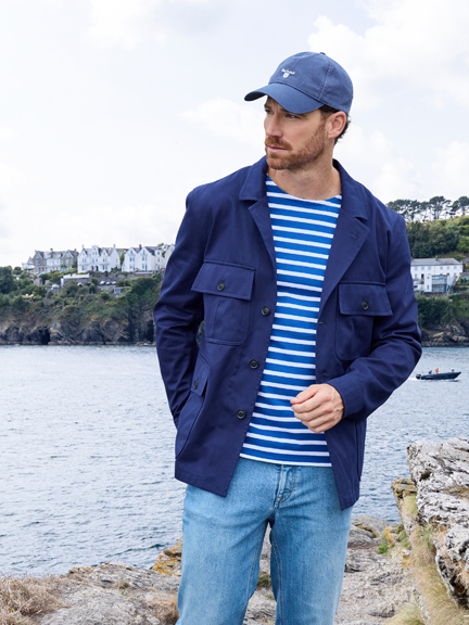 Mann vor K�ste mit Sommerjacke