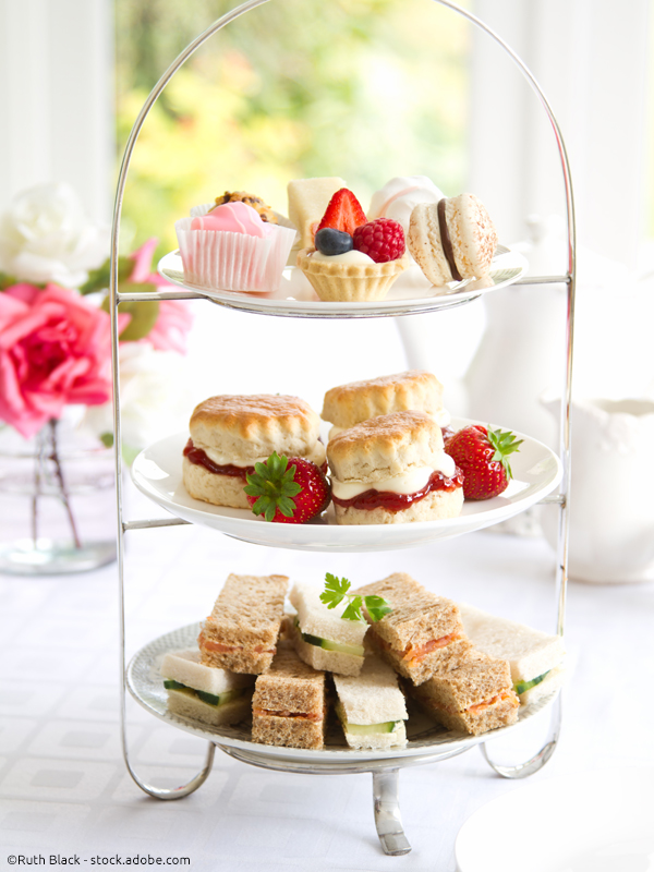 Etagere mit Sandwiches, Scones und Petit Fours