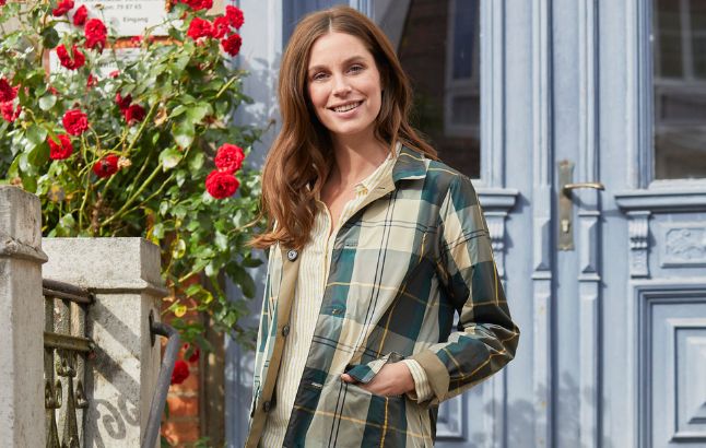 Frau in Tartan-Parka