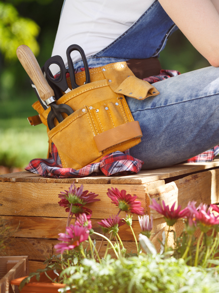 Frau mit Hftgrtel mit Garten-Tools